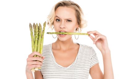 девушка ест спаржу