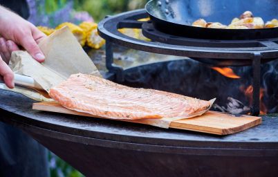 Пошированный сибас с сальсой из авокадо