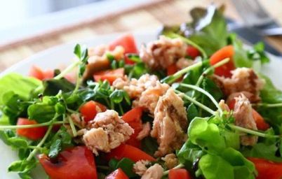 Овощной салат с консервированным тунцом