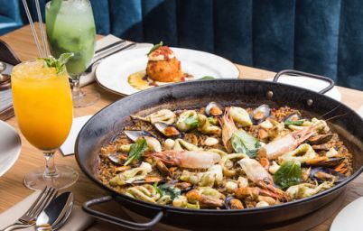 Паэлья с мясом и морепродуктами