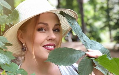 Певица Alyosha