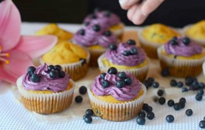 Черничные капкейки с творожно-ягодной начинкой