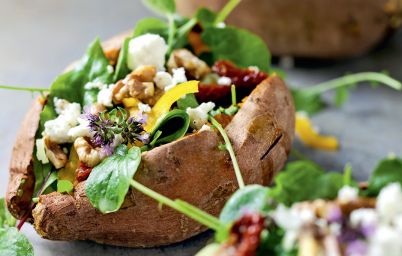 Печеный картофель с сыром фета и петрушкой