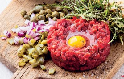 Классический тартар из говядины с яйцом