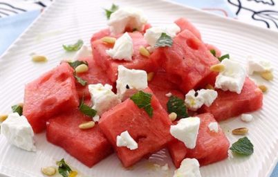 Салат из арбуза и сыром фета