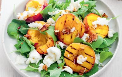 Салат с рукколой, персиками и моцареллой
