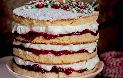 Быстрый бисквитный торт с малиной