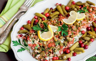 Запеченная рыба с овощами и орехами