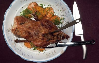 Гусь с яблочным чатни и печеными овощами