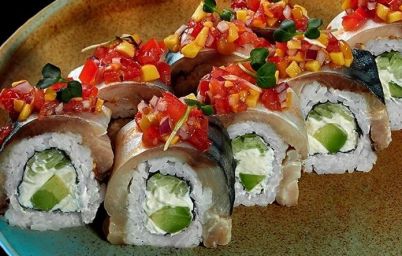Роллы со скумбрией и авокадо
