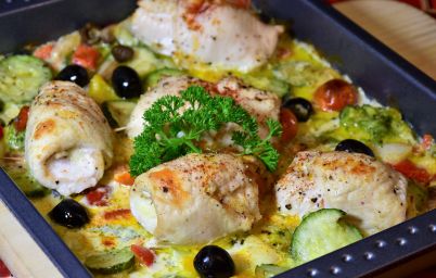 Куриный рулет с курагой и шалфеем