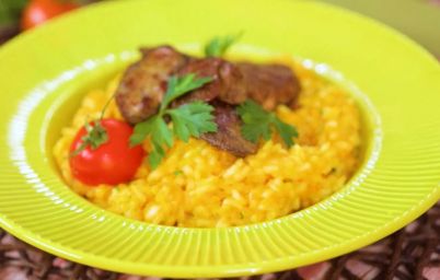 Морковное ризотто с куриной печенью