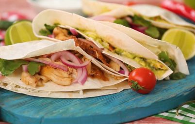 Буррито с курицей и авокадо