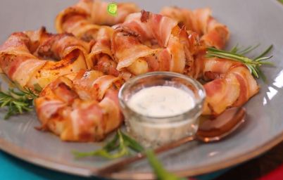 Хрустящие луковые кольца в беконе