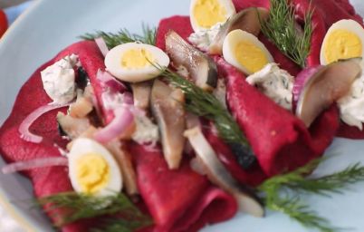 Розовые блины с селедкой