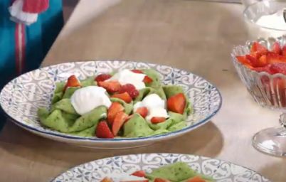 Шпинатные блинчики с клубникой и кремом шанти