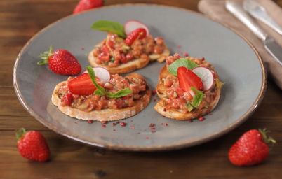 Летняя закуска с лососем и клубникой