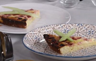 Торт с ревенем и клубникой