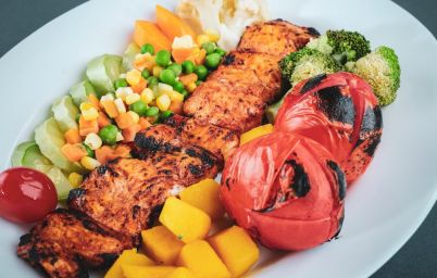 Тунец с овощами в духовке