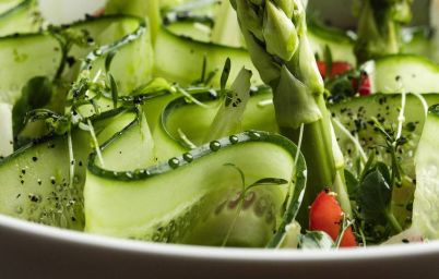 Салат с клубникой, овощами и зеленью