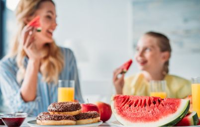 мама и дочь едят арбуз