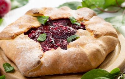 Легкая и вкусная галета со сливами