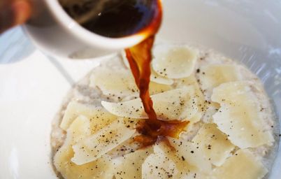 Овсянка с миндальным молоком и пармезаном