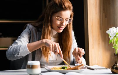 девушка ест