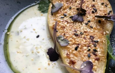 Стейк из груши в ореховой пасте и соусом блю-чиз