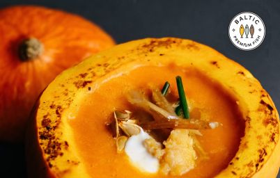 Гарбузовий крем-суп із копченою салакою