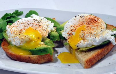 Авокадо-тост з яйцем пашот: рецепт смачного сніданку від Віки Маремухи