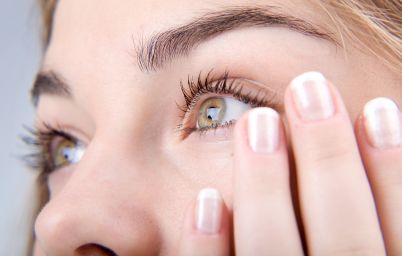 дергается глаз