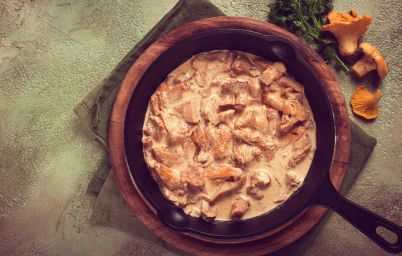 Нежные лисички в сливочном соусе