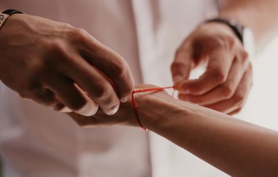 Червона нитка на зап’ясті