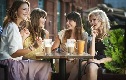 девушки за столом