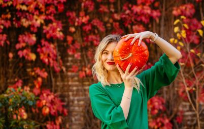 девушка держит тыкву