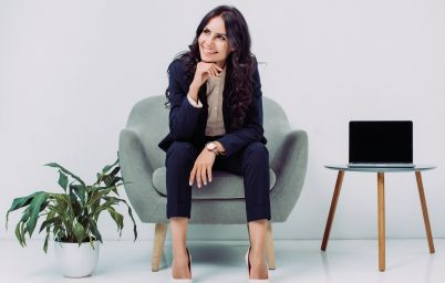 Упражнения для спины на стуле