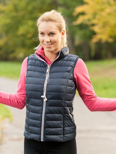 девушка прыгает на скакалке