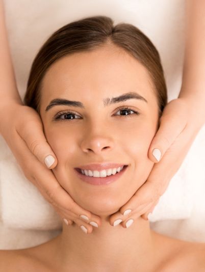 Что нужно знать о классическом массаже для лица, чтобы предотвратить морщины