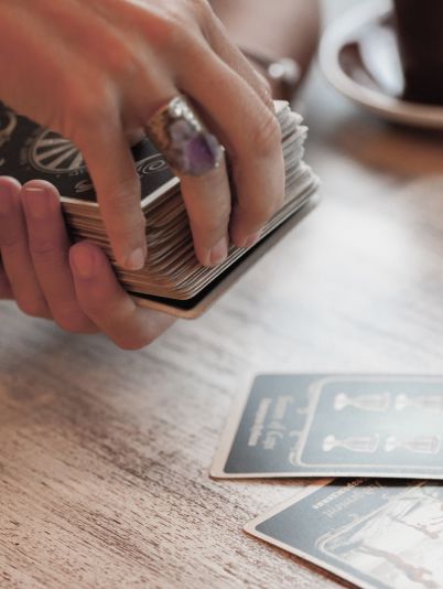 Як навчитися гадати на картах Таро