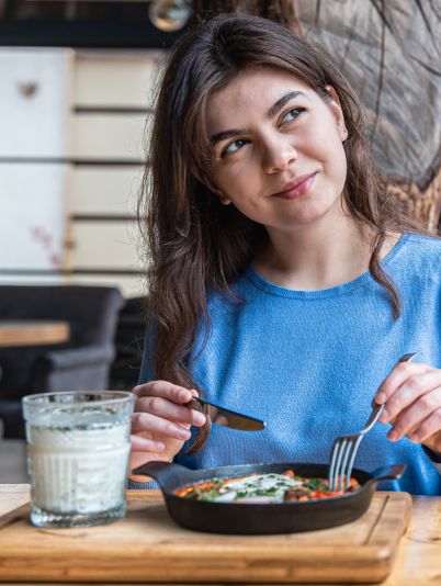 девушка ест в кафе айран