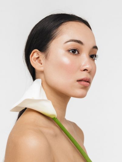 Почему сыворотки для лица могут сохранить молодость кожи и когда начинать ими пользоваться