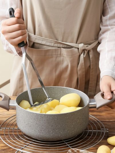 девушка ест картошку