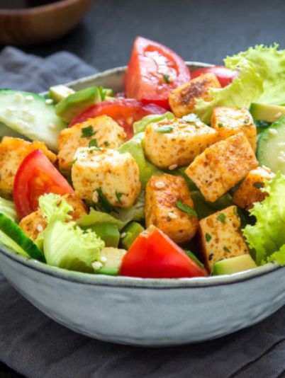 Салат зі смаженим тофу та авокадо