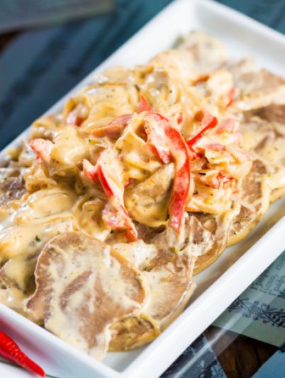 Тушкований свинячий язик у сметані