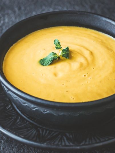 Морквяний крем-суп з яблуком та горіхами