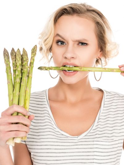 девушка ест спаржу
