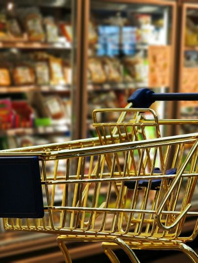 Охранник просит открыть сумку и вывернуть карманы