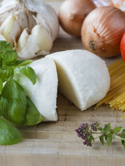 Чем полезны молодые сыры?