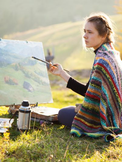 девушка рисует